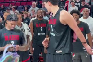 太可愛了開拓者球迷嘉年華，楊瀚森背書包學(xué)跳舞