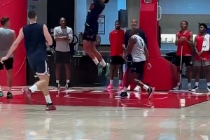 吃餅吃爽了！哈登突破后妙傳底線的科林斯，后者輕松雙手背扣！