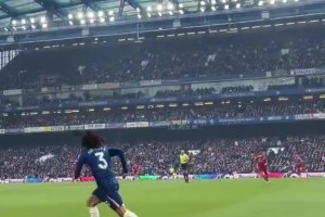 整場比賽庫庫雷利亞像獵豹一樣盯著薩拉赫