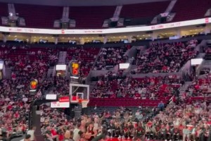 想啥呢？開拓者后衛(wèi)居然想隔扣楊瀚森，被小楊大帽拒絕！