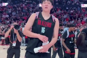 這一幕還挺可愛！楊瀚森背著仙女書包把手里禮物給了兩位小朋友