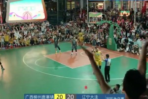 中鋒位置正面較量！楊瀚森利用腳步強吃克林根，碾到籃下得分！