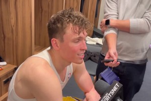 單臂炸裂補扣！克內克特盛贊：布朗尼已經不是頭一回這么扣了，太漂亮了！