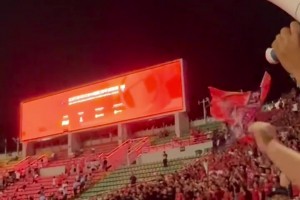 重慶銅梁龍全隊賽后慶祝獲勝！廣西球迷怒罵：你們好意思慶祝？