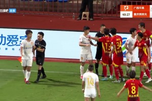 引發不滿！銅梁龍球員把對方撞傷后攤手表示無辜，裁判擋在中間