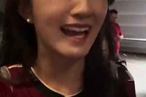 真球迷啊！此前阿根廷女球迷爬上鐵網慶祝卻被劃破衣服