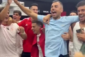 十年來(lái)首勝！塞維利亞4-1大勝巴薩，賽后球員們?cè)诟率爷偪駪c祝