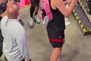 還不太熟練的樣子楊瀚森背著粉色包包，給球員通道球迷簽名~