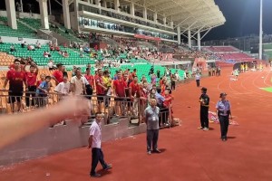 賽后廣西平果小球迷怒扔水瓶砸向重慶球迷