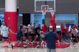 這就是登哥說的減負(fù)？小卡擋拆后助攻哈登命中三分，之前都是反過來的