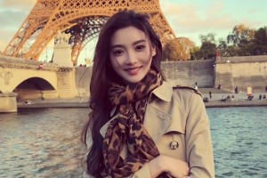 想跟誰一塊哈？美女主播金佳悅：怎么變成一個人去巴黎~