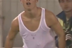 2002年的這一天，C羅在葡萄牙體育打進了他的第一個職業進球