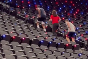 今日場上訓(xùn)練結(jié)束后，登哥還進(jìn)行爬樓梯加練！