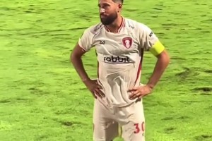 這場地一言難盡前英格蘭國腳34歲湯森在泰國聯賽踢球