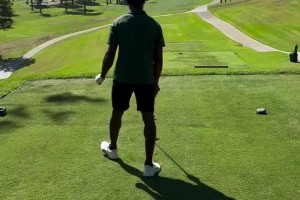 這水平如何哈？詹姆斯曬兒子布朗尼打高爾夫~