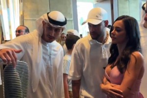 真有錢啊！內(nèi)馬爾攜女友在迪拜購置價(jià)值4億人民幣豪宅！