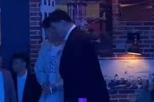 中國男籃的過去與現(xiàn)在！名場面：姚明把楊瀚森介紹給韋德！