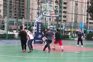 真會玩啊！坎貝奇這身“巴斯光年”的裝扮什么水平？