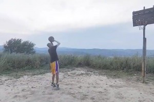 小伙這投籃姿勢也太像科比了吧！可以秒殺八成模仿者了！