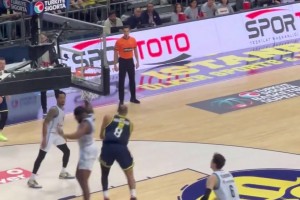 無人能擋湖人舊將小塔克各種秀操作！土超聯賽輕松砍25+6