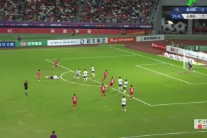 攻防激烈！蘇超無錫球員舍身堵槍眼，鹽城球員勺子吊射險破門