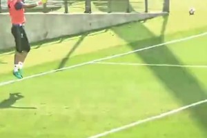 真不避諱！德佩直接上手摟著女裁判，手被甩開后還臭臉了