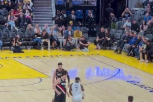 足夠重視！暫停期間，主帥比盧普斯親自指導楊瀚森！小楊頻頻點頭