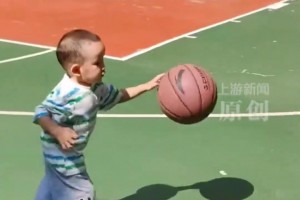 湖北兩歲小孩哥單手運球跑！家長：玩游戲機(jī)發(fā)現(xiàn)投籃天賦的~