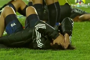 日本慘遭法國絕殺！終場哨聲響起時(shí)日本球員倒地掩面痛哭