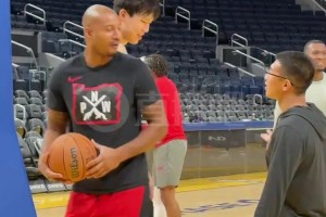 首秀不緊張！！楊瀚森賽前訓練與助教有說有笑，身旁的翻譯也忙壞了