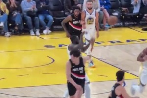 不是追夢絆的！這個視角可以清晰看到，是楊瀚森自己左腿絆右腿導致摔倒