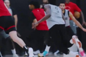 手酸不酸？楊瀚森賽前扣籃訓練，各種順下單手劈扣！