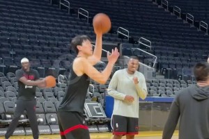 楊瀚森熱身訓練，在助教幫助下練習籃下終結！