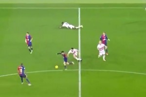 當年梅西爆趟巴薩中場三人組，小白玩命緊逼沒想到還有傳球