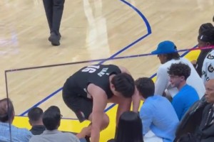 體力確實扛不住！楊瀚森被換下時，直接往場邊地上一坐，看著很累