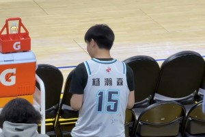 勇士主場一名球迷身穿楊瀚森青島15號球衣，前來支持小楊！