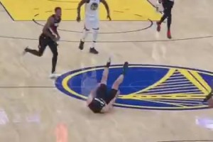 太緊張了？楊瀚森想撲防追夢的傳球，結果不小心把自己給絆倒了！