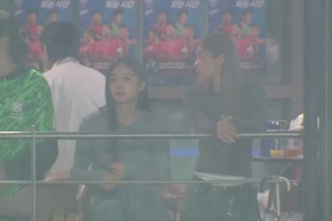 包廂內的這位韓國女球迷什么水平？