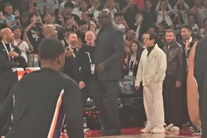 世界級(jí)同框！成龍、貝克漢姆、姚明、奧尼爾一同現(xiàn)身中國賽現(xiàn)場！