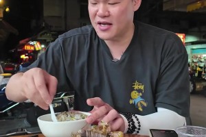 真愛吃海鮮啊！朱芳雨對老板喊道：老板娘，再加兩個螃蟹！膏蟹！