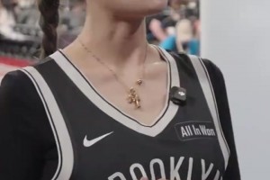 身材氣質絕佳！郎朗的妻子吉娜也來到中國賽現場，和曾凡博互動！