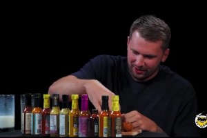 后空翻半場投籃，這個確實能吃互聯(lián)網(wǎng)的飯