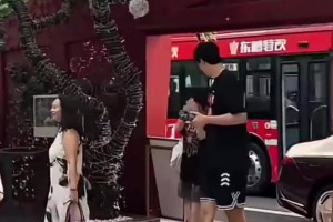 羨煞眾人?球迷拍到楊瀚森與女友約會，兩人甜蜜依偎