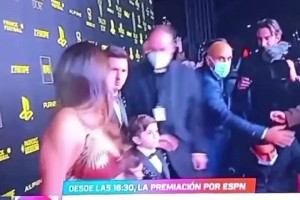 硬懟！主辦方讓安東內拉走開，梅西拉住把她留在了身邊