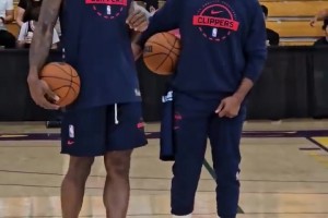 保羅和萊昂納德也不知道聊啥呢 這么嚴謹的表情