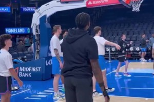 NBA中國賽現(xiàn)場，球迷捕捉到布克賽前熱身訓練