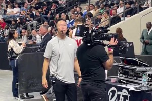 庫里和小粉絲擊掌！這娃大喊：我再也不洗手了