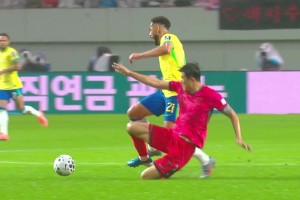 火氣大啊！金玟哉兇狠鏟球帶倒庫尼亞染黃，起身后非常不滿