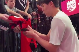 季前賽主場首秀！楊瀚森在球員通道給熱情的球迷們簽名~