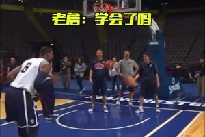 詹姆斯現場教學杜蘭特勾手投籃，場面很歡樂